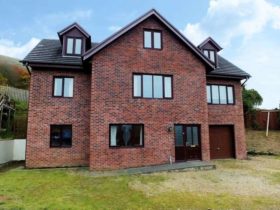 6 bedroom Detached f...